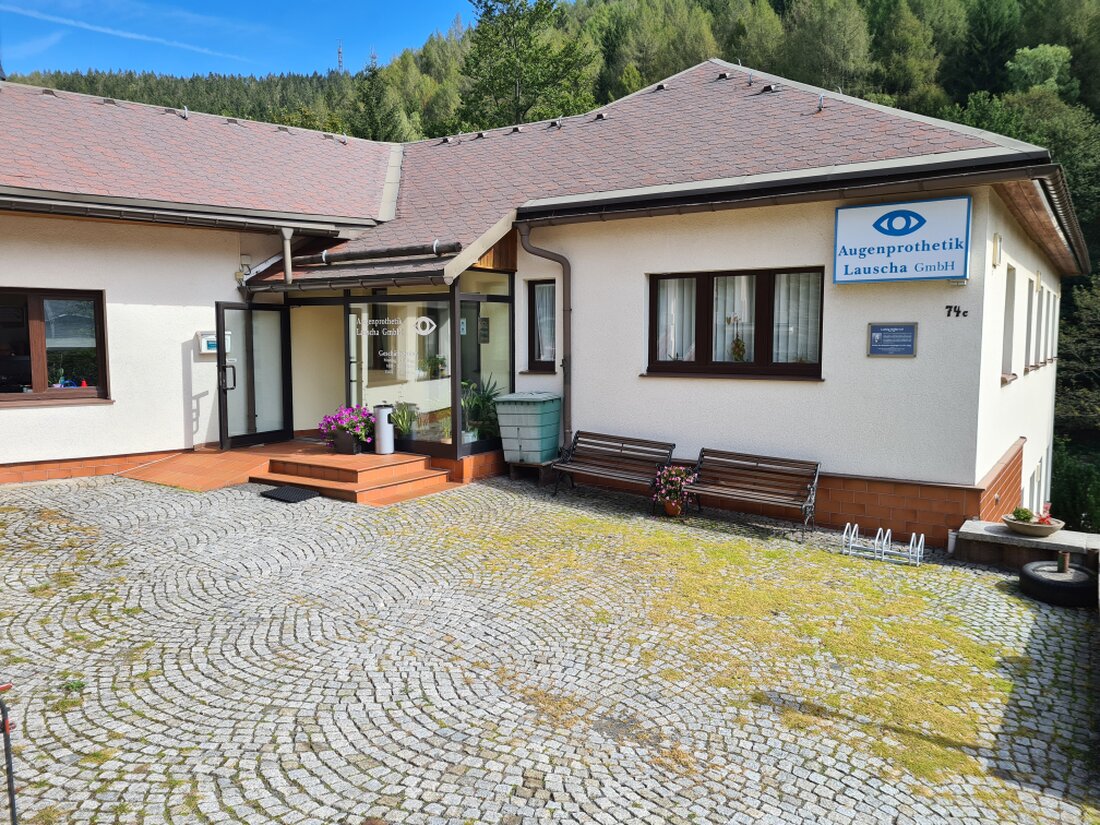 Praxisgebäude in einer kleinen Stadt im Grünen