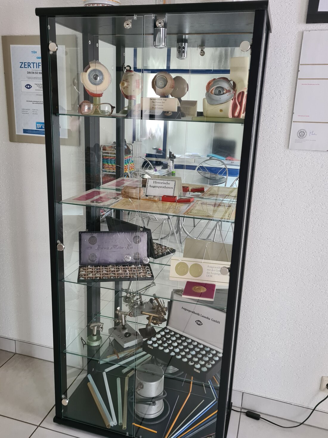 Person ruht sich entspannt auf einem Sofa aus