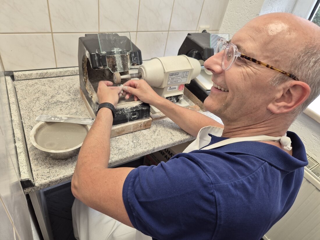 Porträt eines Augenprothetikers in einem Behandlungsraum