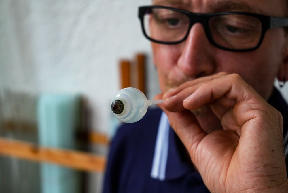 Porträt einer Augenprothetikerin in Berlin