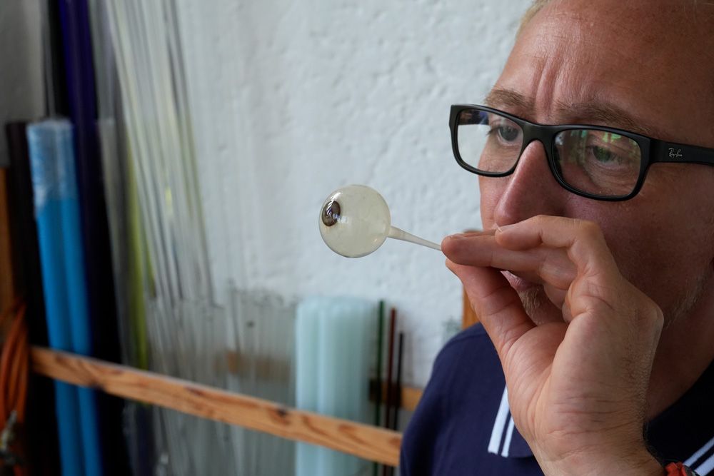 Porträt einer Augenprothetikerin in einem hellen Behandlungsraum